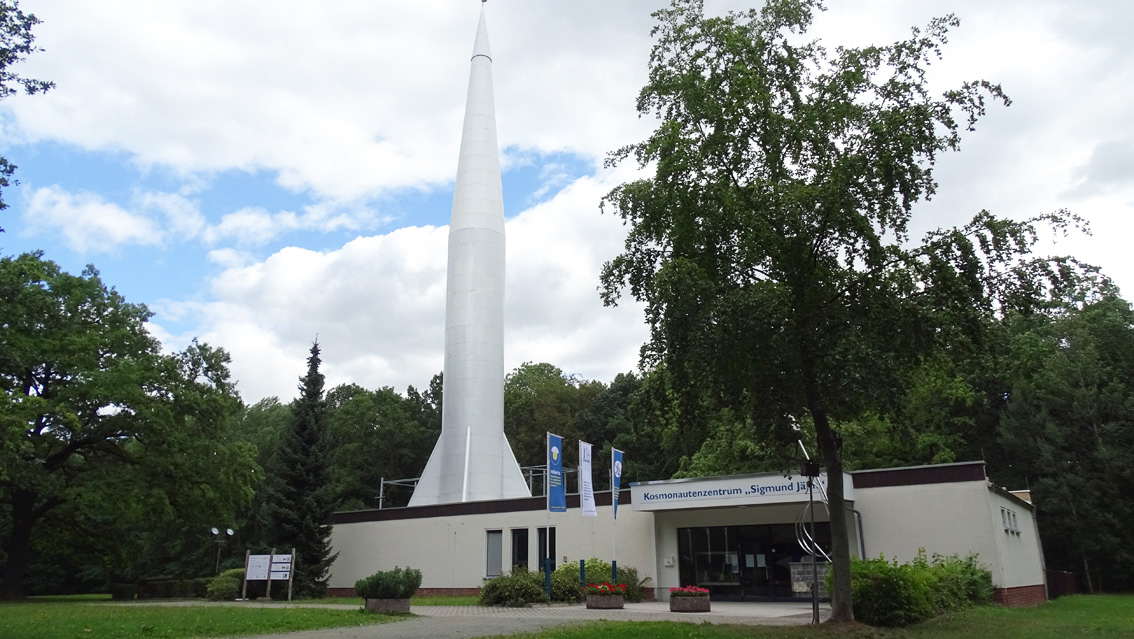 Schon von weitem ist das Kosmonautenzentrum mit seiner Rakete zu erkennen.