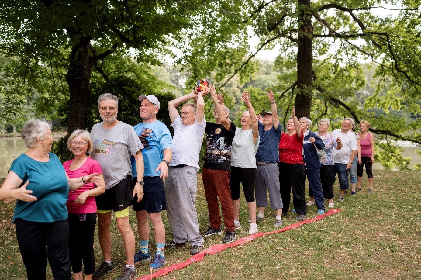 Senior:innen im Park beim Bewegungsprogramm "MoKo-Fit"