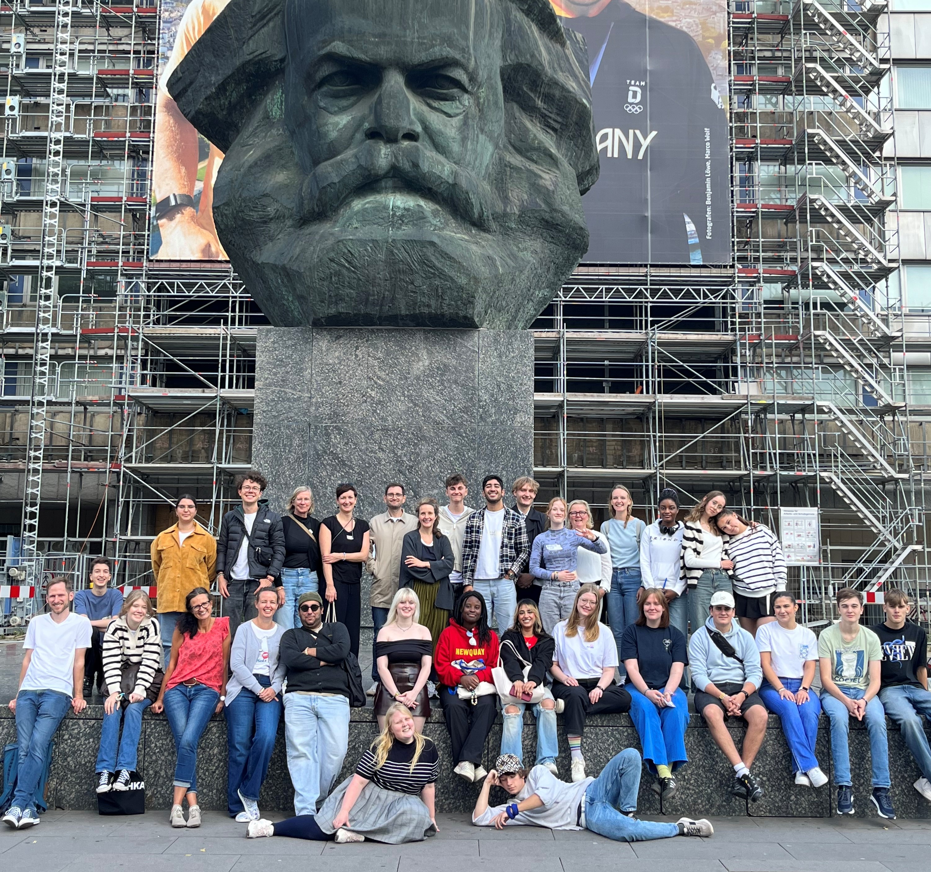 Teilnehmende der Zukunftskonferenz vor dem Marx Monument