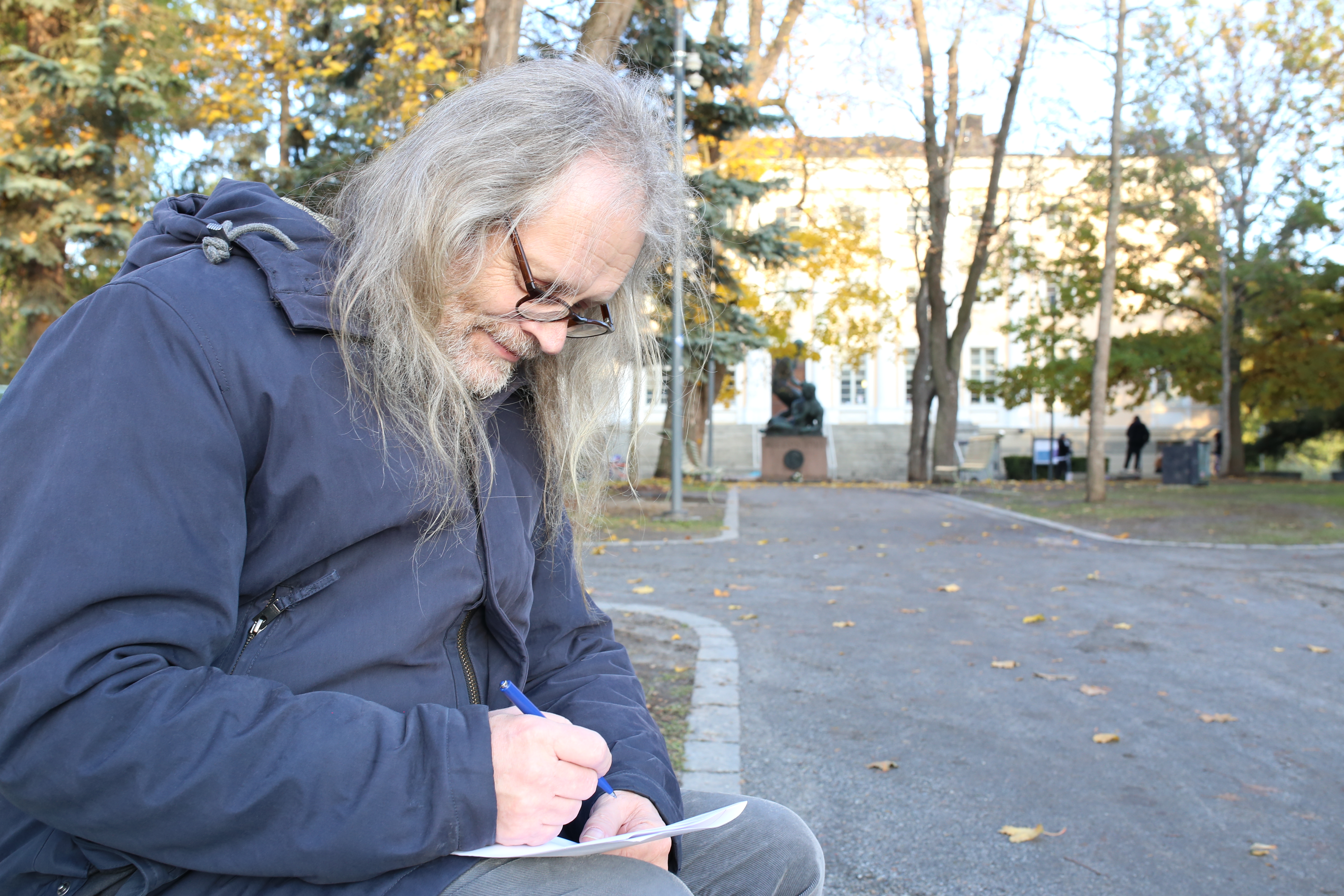 Hans Brinkmann vor dem Kulturhaus Laikku mit dem Aleksis Kivi Denkmal