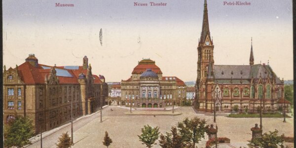 Eine Ansicht von 1918 zeigt das Ensemble aus Museum, Theater und Kirche. 