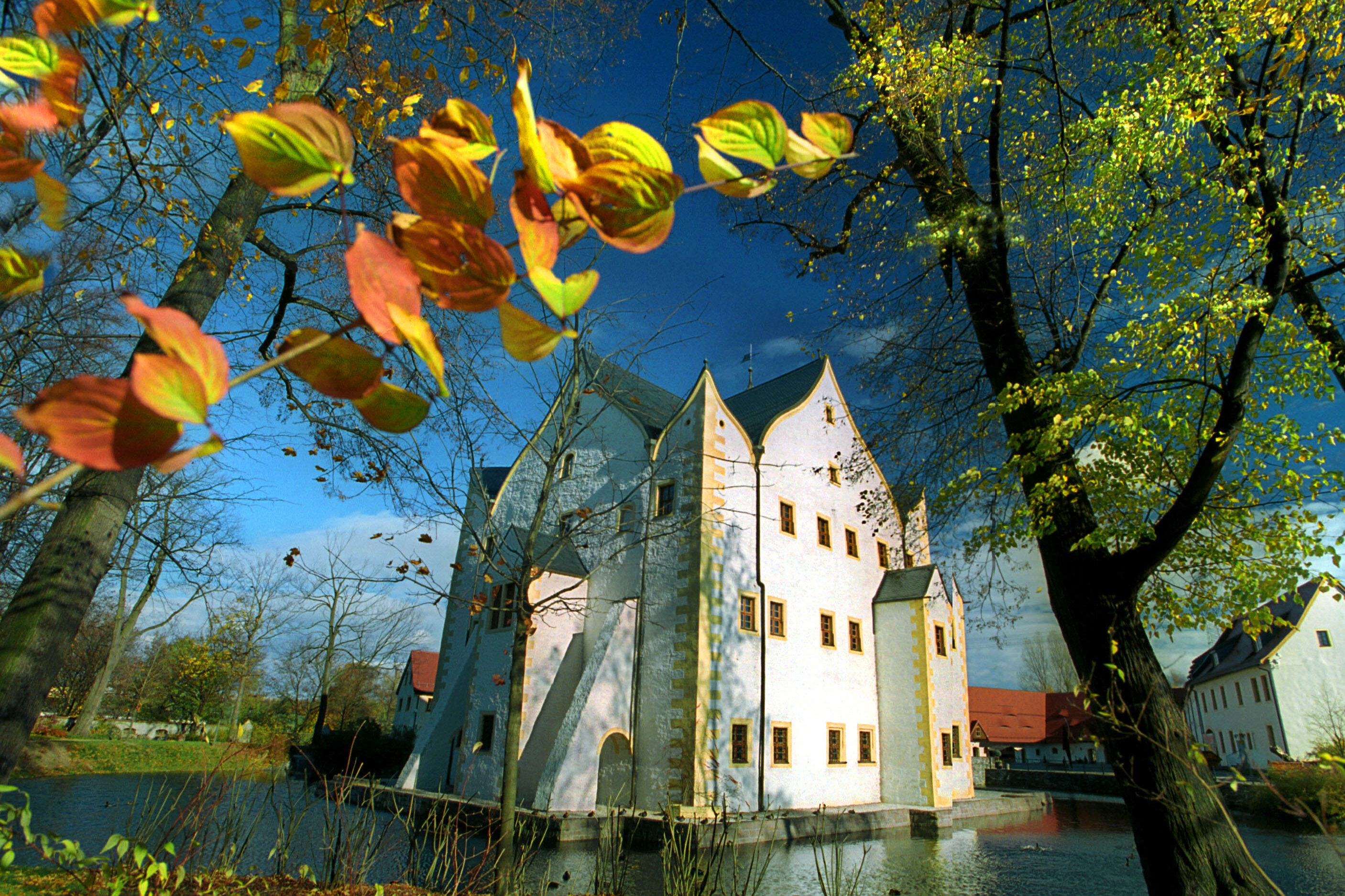 Das Wasserschloß ist ein beliebtes Ausflugsziel in der Region. Von Hochzeiten über Spiel und Spaß für Kinder bis zu Open-Air-Konzerten.