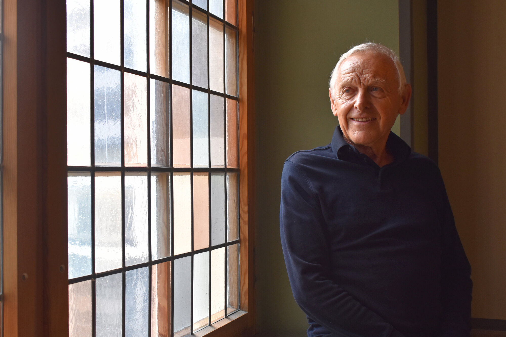 Dr. Peter Seifert sitzt im Rathaus an einem Fenster